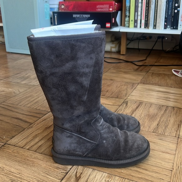 Chocolate Alber UGGs with Zipper (Size 6) - Picture 4 of 16